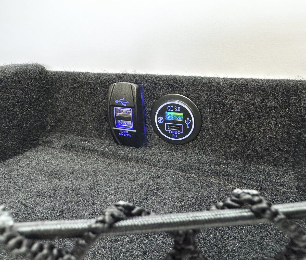 Bulge Shape Roof Console - With DIN Sized UHF Provision